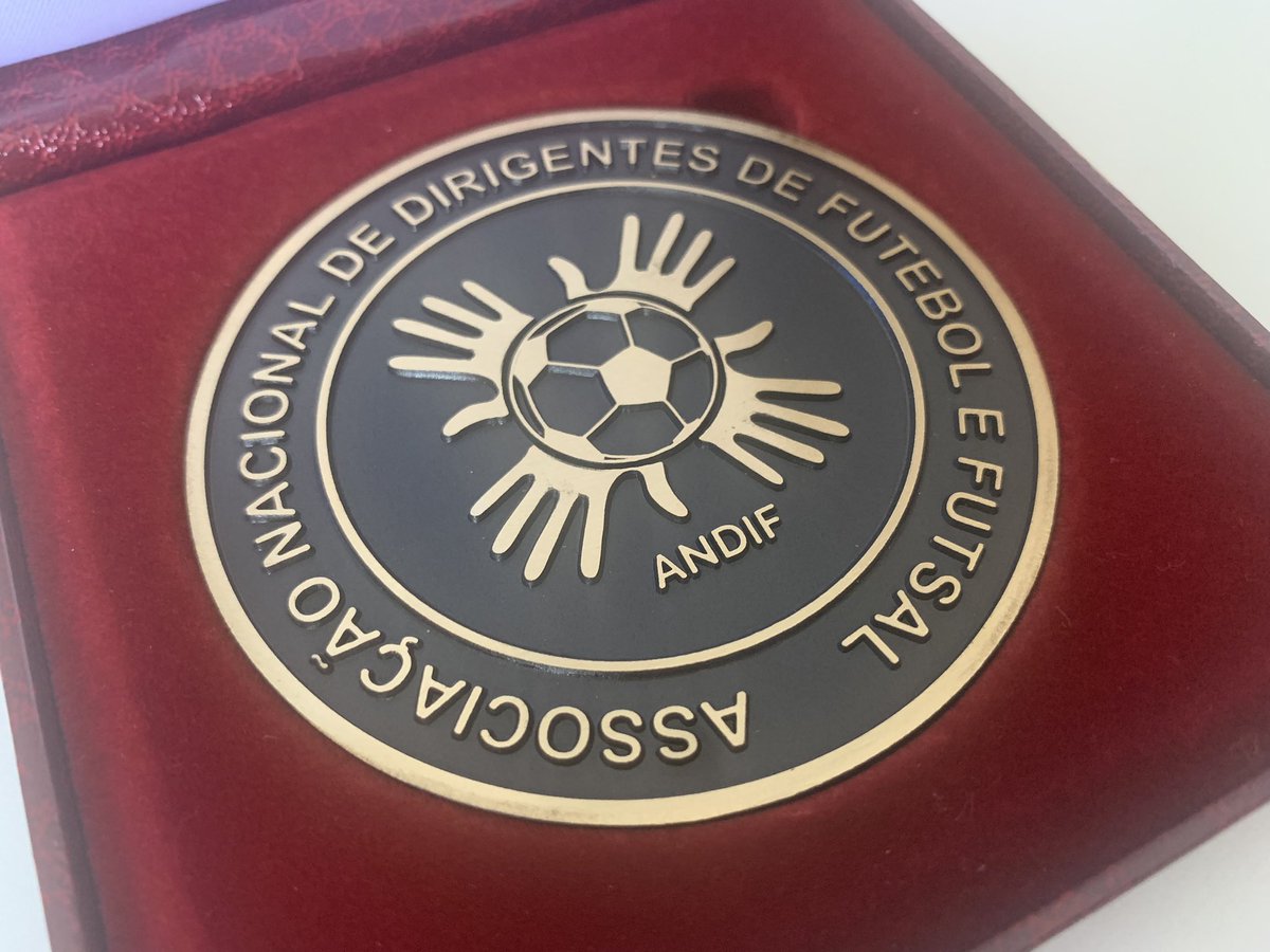 AddeFutbol's tweet photo. 🇵🇹🤝🇪🇸 | El Presidente de la #ANDIF, Diamantino Gonçalves, ha hecho entrega de un obsequio conmemorativo por la fundación de la Associação Nacional de Dirigentes de Futebol e Futsal (ANDIF) a Queco Huerta, tras el acuerdo alcanzado entre ambas instituciones. #SomosADDE #Fútbol https://t.co/3ZmfdVGIVh