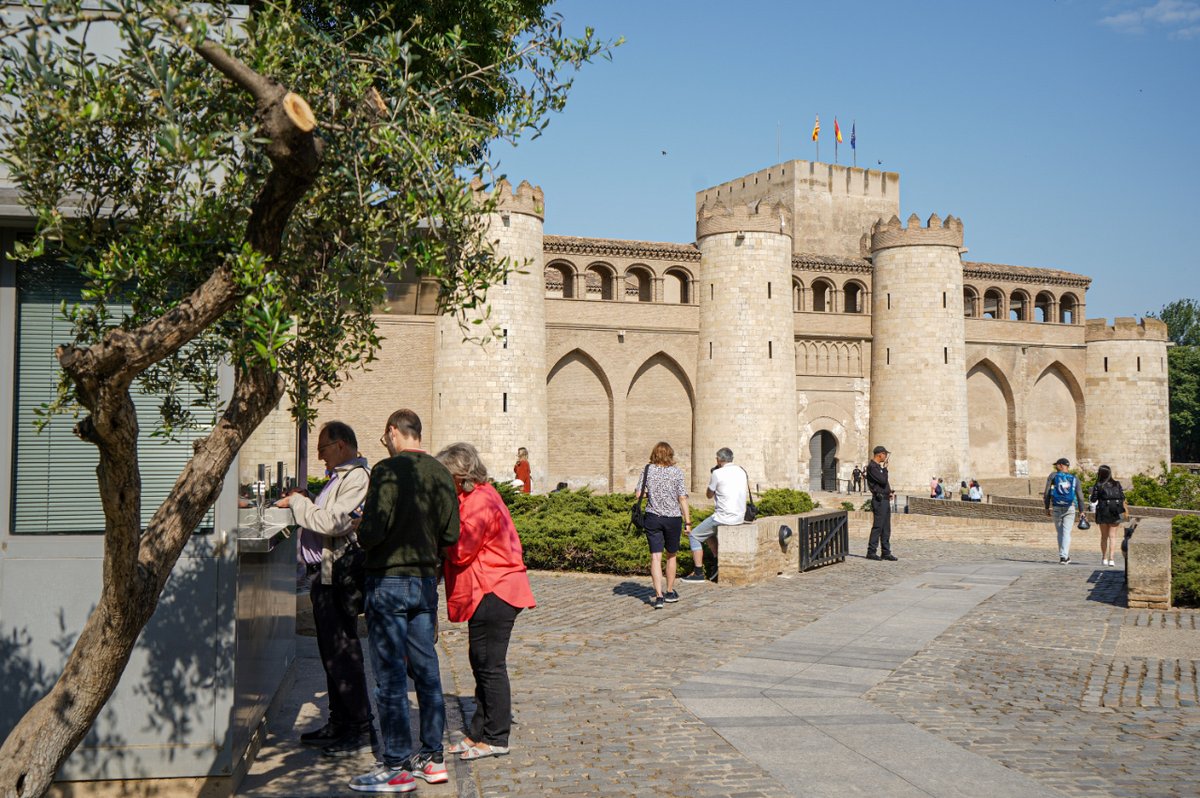 ¿Sabías que si has nacido o resides en Aragón y visitas la #Aljafería con familiares o amigos 👩🏽👐🏽👨🏾 de fuera de la comunidad tu entrada 🎟️ te sale gratis? ¡No hay mejor excusa para hacer de #anfitrión y presumir de esta maravilla arquitectónica!

🔗reservasonline.aljaferia.com