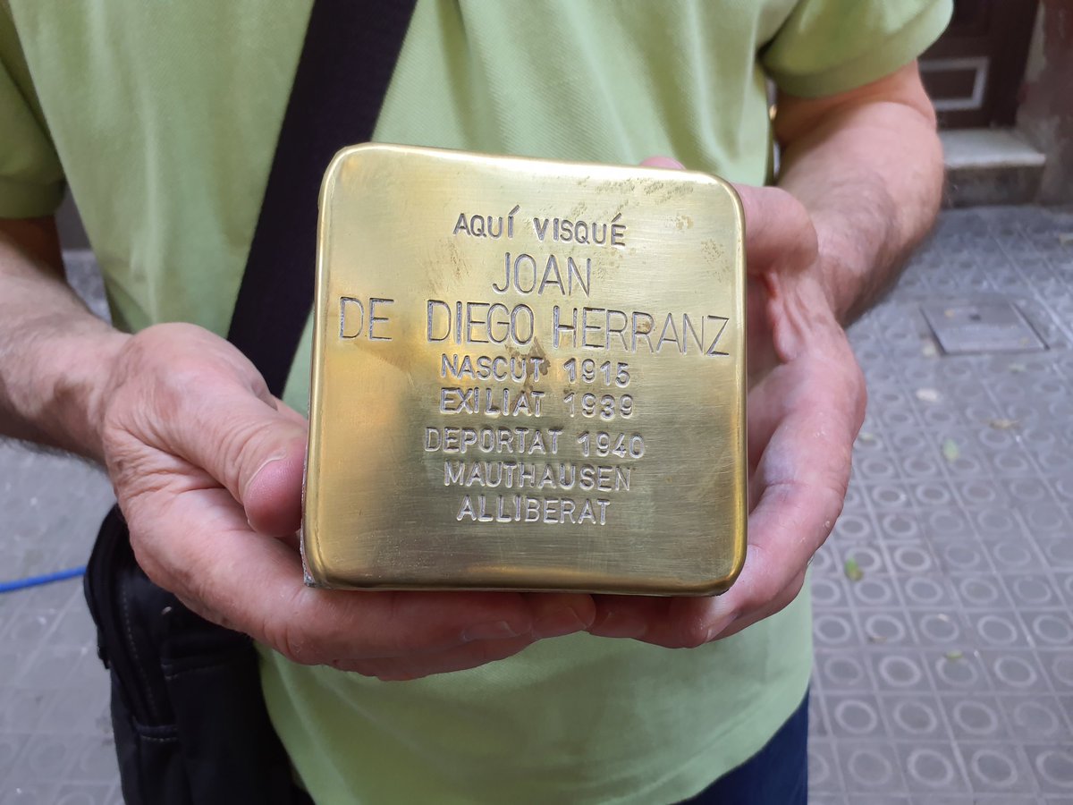 A punto de colocar el 🟨 #Stolpersteine en Memoria del 🔻 #deportado JOAN DE DIEGO HERRANZ Carrer de Sardenya, 190, Barcelona.