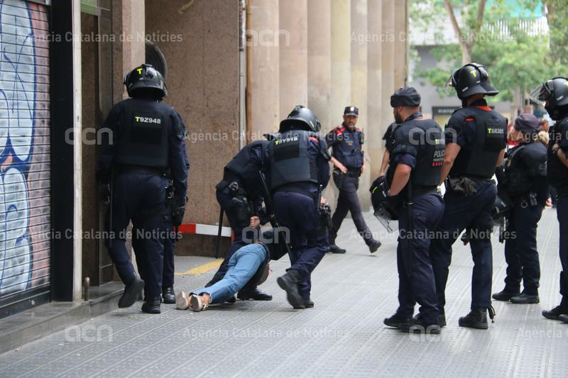 agenciaacn's tweet photo. Els @mossos desnonen una mare amb tres fills menors d'edat al Paral·lel de Barcelona.

Una quinzena de persones s'ha concentrat a l'interior de la finca per intentar frenar l'actuació policial.

https://t.co/FGOJz728ov https://t.co/APfmX0mBTv