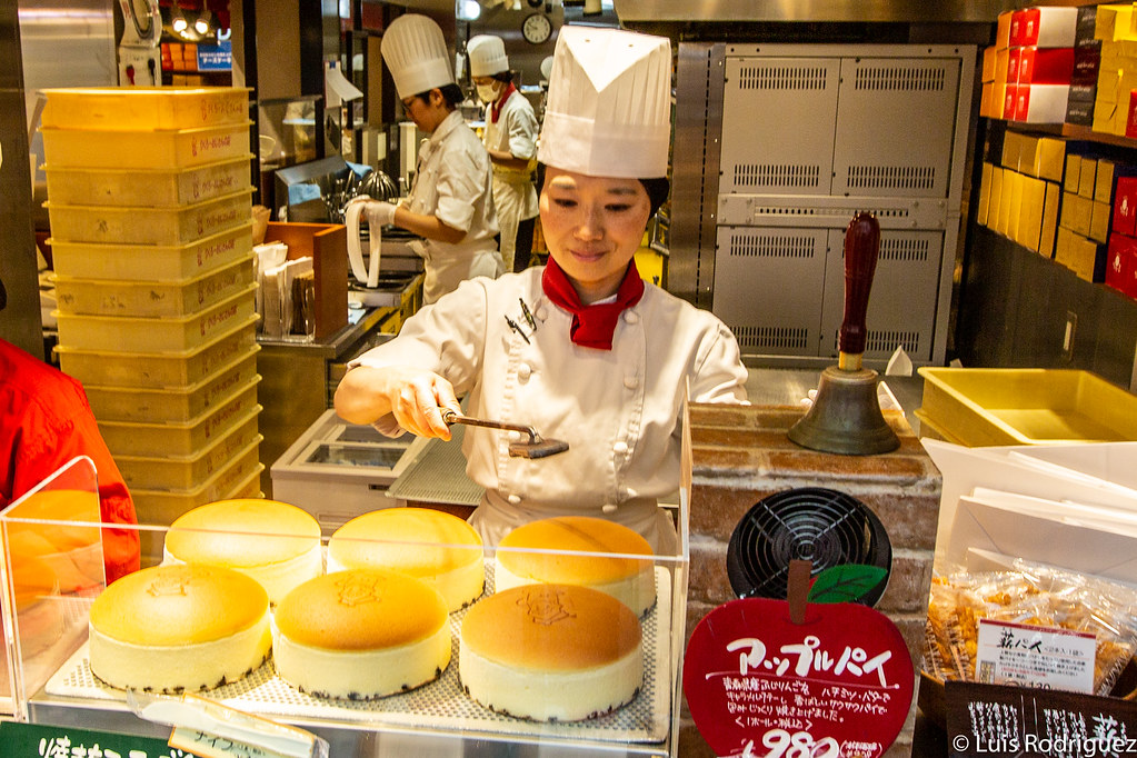 Japonismo's tweet photo. La zona de Namba es uno de los centros neurálgicos de la ciudad de Osaka. No es un barrio delimitado de manera formal, pero sí es una de las zonas más populares entre locales y visitantes, así que te contamos todo lo que puedes ver y hacer allí: https://t.co/BWatSFC5de https://t.co/4Mfz0wiZ3T