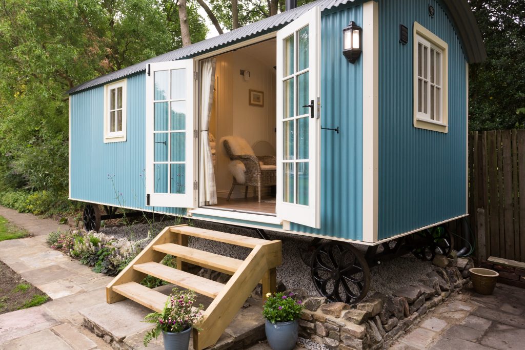 The Bailey offers outstanding accommodation in Skipton, North Yorkshire. Choose to stay in a holiday cottage or a shepherds hut. Whichever you go for, your will not be disappointed.
aroundaboutbritain.co.uk/NorthYorkshire… 
#holidaycottage #shepherdshut #family #skipton #northyorkshire