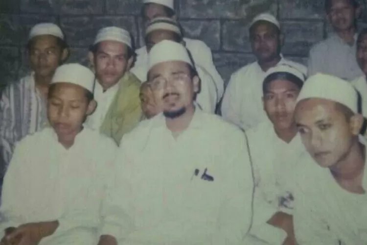 Terkuak masa lalu Rizieq oleh warga tetangga lama Petamburan. Masa muda Rizieq cuma penjual parfum jalanan dari pintu ke pintu, akhirnya beralih jualan agama

Tetangga2 pun pada heran dari mana dia dapat gelar Habib padahal cuma warga keturunan Arab biasa

hops.id/trending/amp/p…
