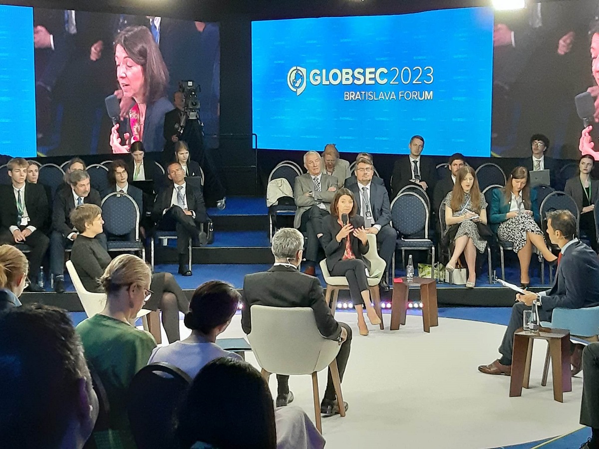 Ambafrance_Sk's tweet photo. @GLOBSEC - - Panel "Enlargement of 🇪🇺 and Strengthening 🇪🇺's Capacity to Act" so štátnymi tajomníkmi pre 🇪🇺 záležitosti 🇫🇷 @LaurenceBoone   a jej 🇸🇰 partnerom @peter_misik   :

https://t.co/Opl8IukT2b https://t.co/zExPZSqalK