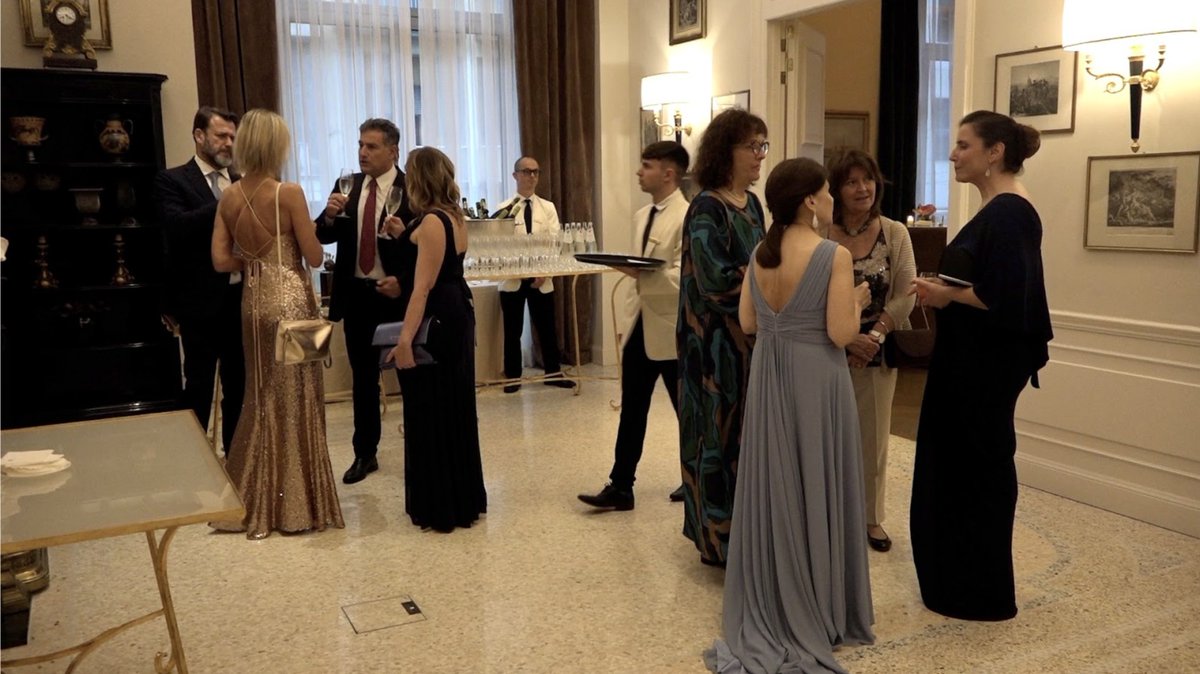 Valentine_cpp's tweet photo. A #Gala night dedicated to women from all the countries! #BenvenutoClub celebrates its 55th anniversary in @PalazzoParigi in Milan. https://t.co/iXDLUouLGd