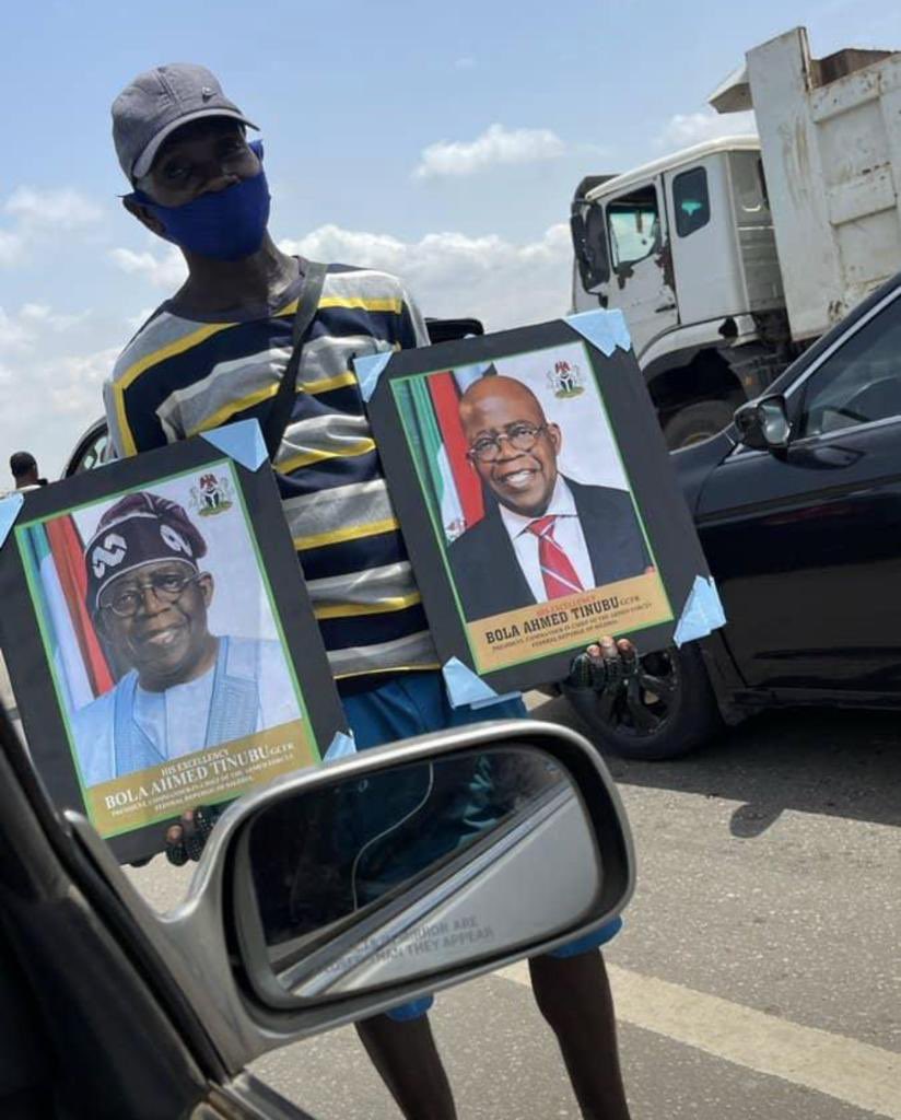 Tinubu is not my President don dey sell Presidential portraits for hold up
And use facemasks to cover their shame. 😄🤣

These Mr. Peter Obi supporters ehen.