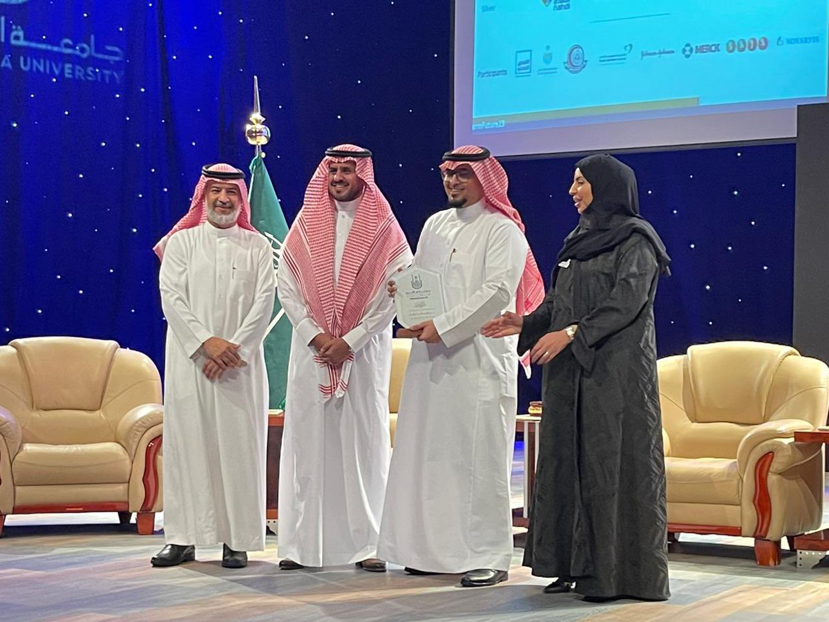 uqu_edu's tweet photo. #يحدث_الآن 

وكيل #جامعة_أم_القرى للشؤون التعليمية د. عامر الزائدي يكرم الرعاة والجهات المشاركة في ملتقى صيادلة المستقبل السنوي 2023. https://t.co/8lhLf2a8iX