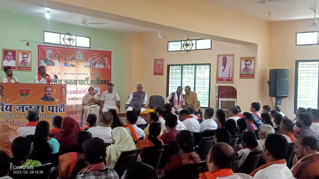 जिला भाजपा कार्यालय सुकमा में आयोजित जिला कार्यसमिति बैठक में शामिल हुई। बैठक में छत्तीसगढ़ प्रदेश प्रभारी श्री Om Prakash Mathur जी, प्रदेश संगठन महामंत्री श्री Pawan Kumar Sai जी , प्रदेश महामंत्री श्री केदार कश्यप जी,श्री सुधीर पाण्डेय जी एवं वरिष्ठ भाजपा नेतागण उपस्थित रहें