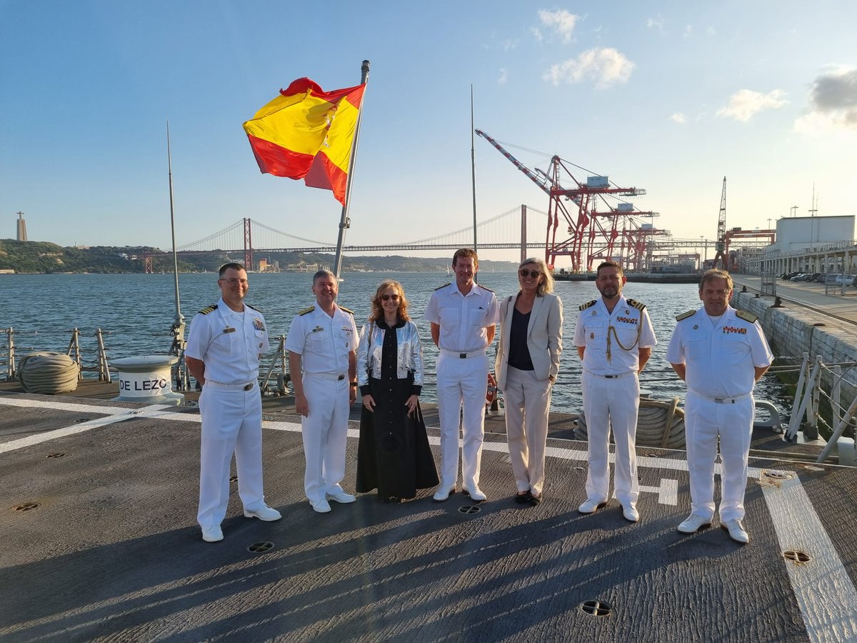 EmbEspPortugal's tweet image. 📸La Embajadora, Marta Betanzos 🇪🇸, estuvo en la Fragata &quot;Blas de Lezo&quot;, buque de mando en la misión #FormidableShield23 de @NATO, junto con la Embajadora de 🇺🇸 y altos mandos de 🇬🇧🇪🇸🇺🇸
@Armada_esp #Lisboa
