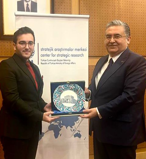 iu_aik's tweet photo. Ankara Diplomasi Gezisi kapsamında Dışişleri Bakanlığı ziyaretini gerçekleştiren ekibimiz, Stratejik Araştırmalar Merkezi Başkanı Büyükelçi Dr. Hasan Ulusoy ile görüştü. 

Misafirperverlikleri için @TC_Disisleri ve Sayın Büyükelçi’ye teşekkürlerimizi sunuyoruz. https://t.co/lJ5JZXu0Iz