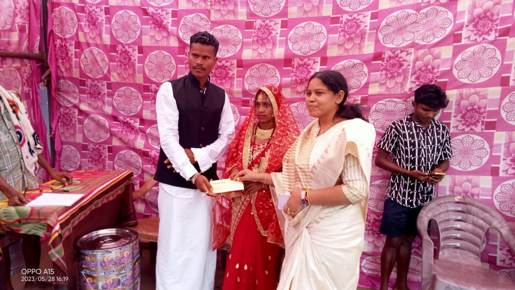 ग्राम गढ़मिरी में कवासी परिवार के विवाह कार्यक्रम में शामिल हुई।वर वधु को बहुत-बहुत बधाई व शुभकामनाएं। 🙏💐