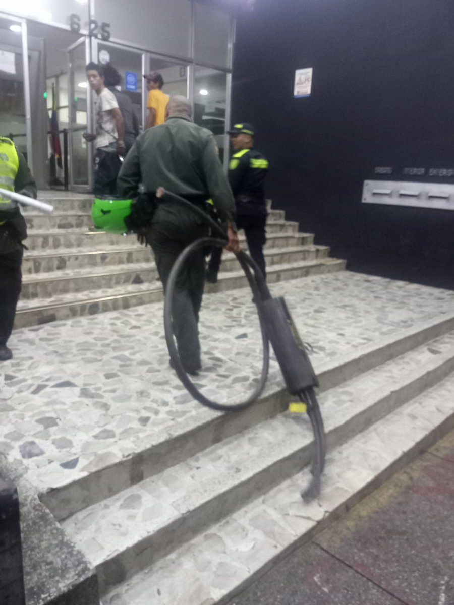 comgeser's tweet image. Oportuna reacción de la Vigilancia  adscrita a la  Unidad de Seguridad de @EMCALIoficial y con  el apoyo de  @PoliciaCali  se realiza   captura de tres individuos  extranjeros que presuntamente habían hurtado cable telefónico  afectando  comunidad del B/ Flora y a @EMCALIoficial