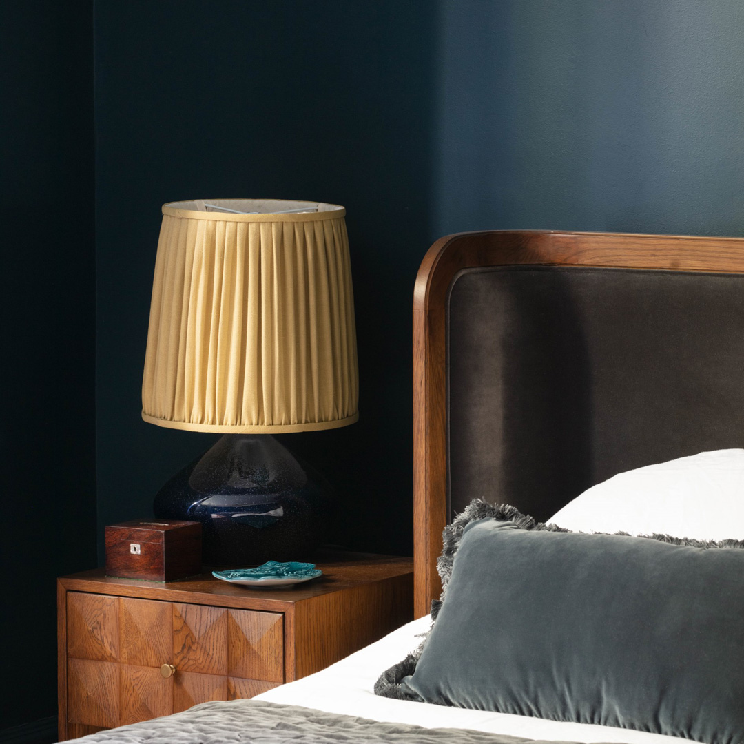 FosberyStudio's tweet image. Your photos, we love them and really appreciate it when our lovely clients send us their projects featuring our work. @helenebowdendesign sent over some photos of her recent Stoke Newington project featuring two hand gathered shades.

#bedsidelight #bedroominspo #bedroomlighting