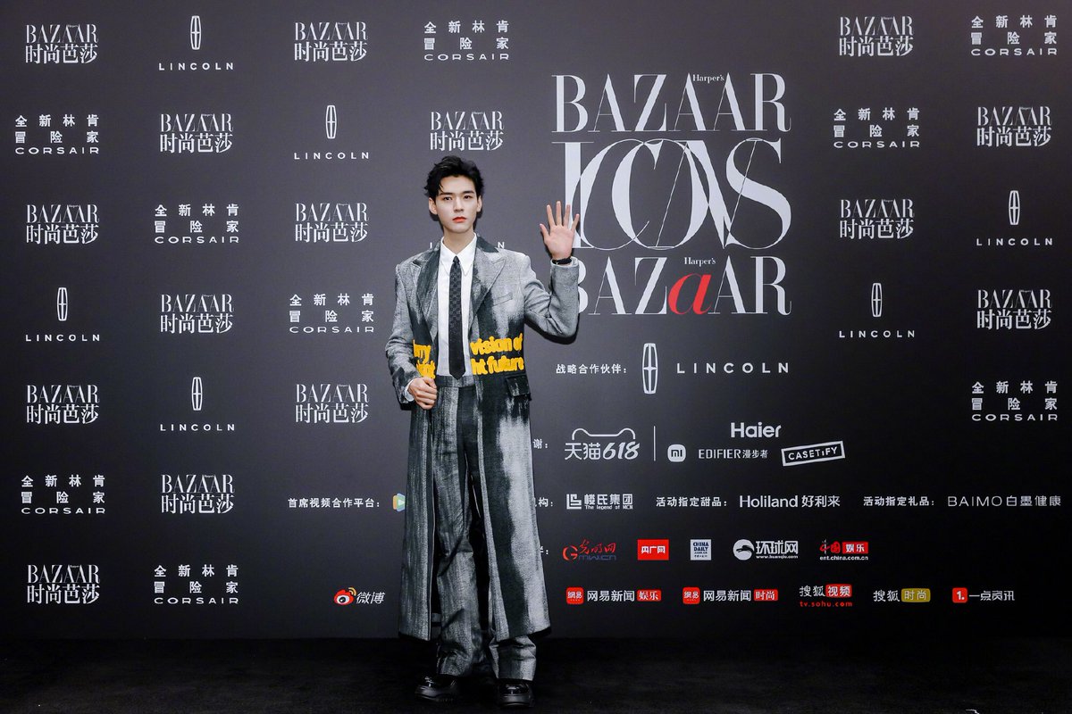 Gong Jun has not disappointed us on Red Carpet. He sacrificed himself in a long trench coat at 36 degrees centigrade and yet he looked cool and calm in yesterday’s Harper’s Bazaar Icons Gala!
#gongjun #SimonGong #กงจวิ้น  #龚俊   #龚俊Simon  
#กงจวิ้น #cungtuấn #гунцзюнь #공준