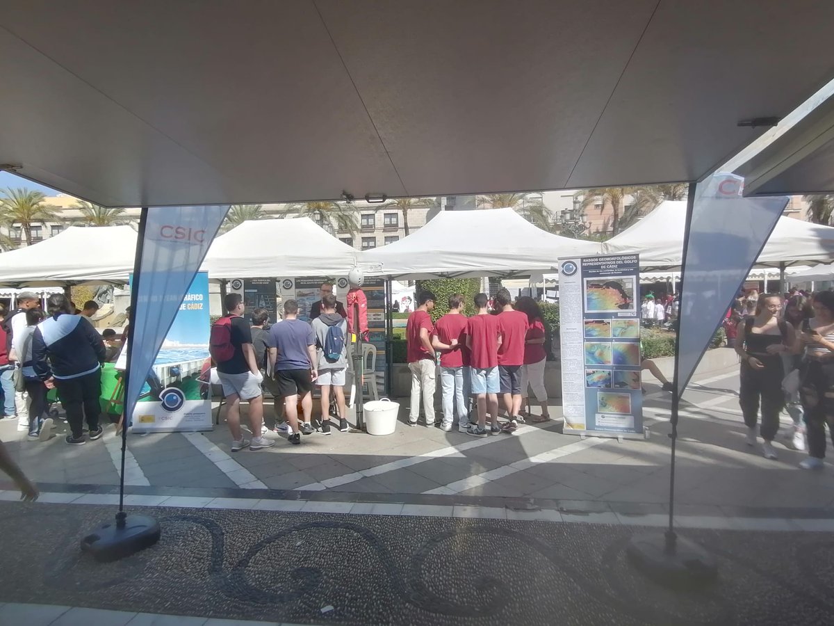 IEO_Cadiz's tweet photo. Ya estamos aqui!!! XI Feria de la Ciencia en la Calle de Jerez, plaza del Arenal. No os lo perdáis!! @IEOoceanografia @CSIC @CSICdivulga https://t.co/29GHqAerTC