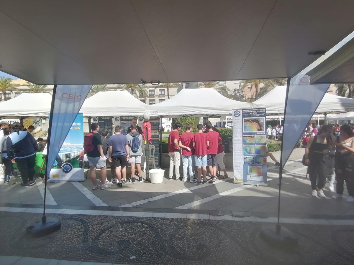 IEO_Cadiz's tweet photo. Ya estamos aqui!!! XI Feria de la Ciencia en la Calle de Jerez, plaza del Arenal. No os lo perdáis!! @IEOoceanografia @CSIC @CSICdivulga https://t.co/29GHqAerTC