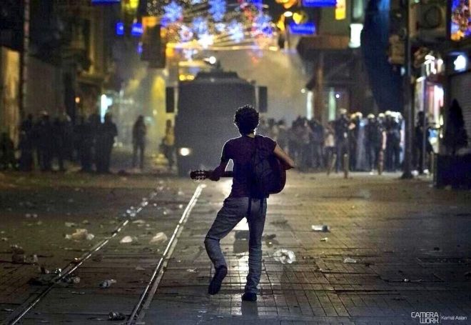 Güçlünün değil, haklının yanında olmak gerekir. 
Gücün karşısında eğilmemekse onur gerektirir. 

#Gezi10Yaşında