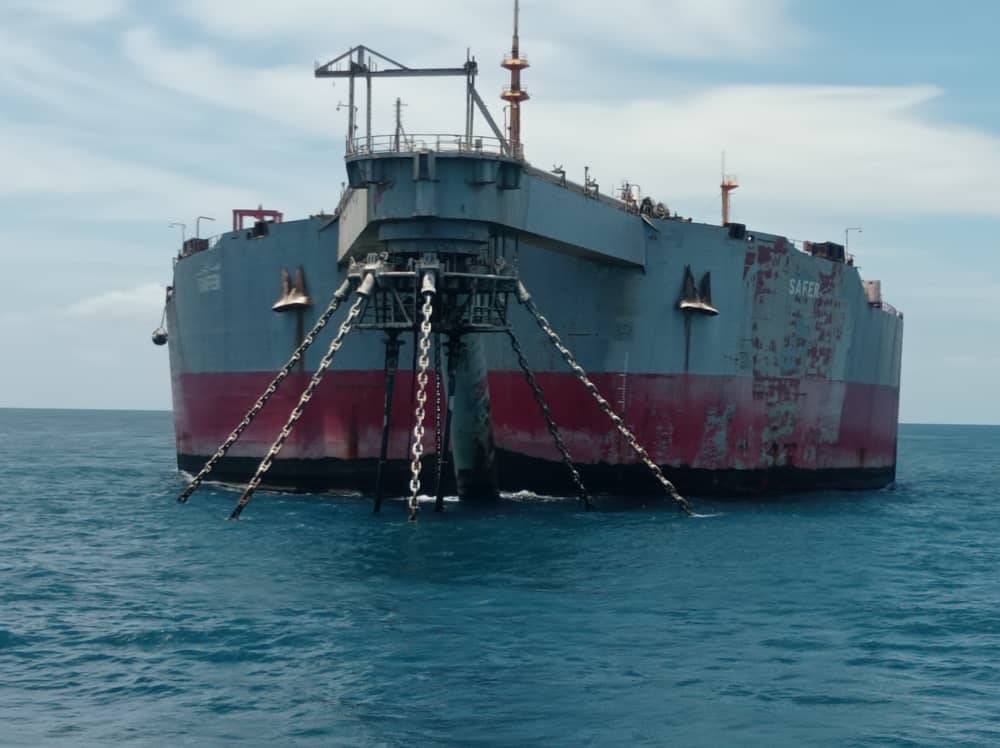 UNinYE's tweet image. Salvage vessel arrived yesterday at site of decaying supertanker off #Yemen’s Ras Issa peninsula to prepare for removal of + 1 million barrels of oil. #Funding still urgently required to complete the operation. Read the whole Press Release: bit.ly/43z8HFH
#FSOSafer