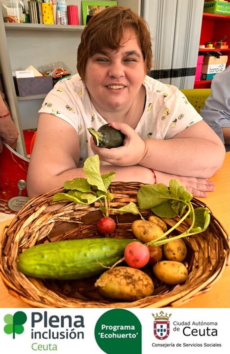 PlenaCeuta's tweet photo. 🍀 Personas usuarias de Centro de Día, junto a los frutos recolectados hoy en el ‘Ecohuerto’. Estamos encantados con nuestro huerto y nuestros alimentos saludables. https://t.co/lvSJin4H7q