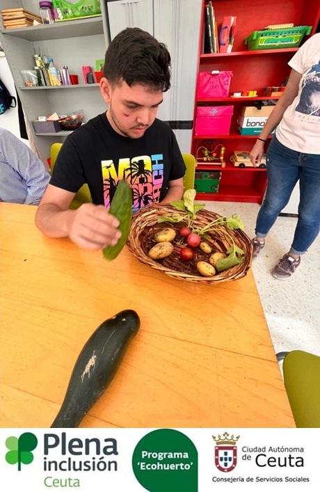 🍀 Personas usuarias de Centro de Día, junto a los frutos recolectados hoy en el ‘Ecohuerto’. Estamos encantados con nuestro huerto y nuestros alimentos saludables.