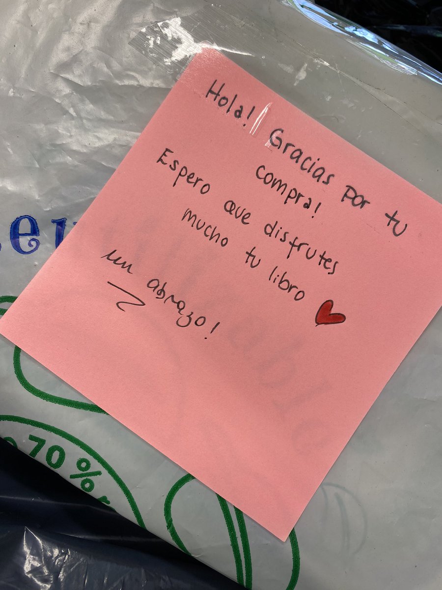 Paulafergom2's tweet photo. comprar un libro de segunda mano y que te lo envíe una persona bonita 🫶🏼 https://t.co/FEQDa1cAf0