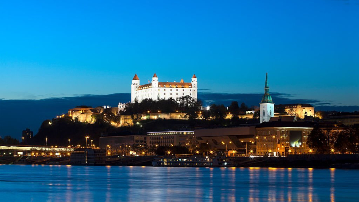 inguaribile's tweet photo. #Bratislava è una città ricca di storia e cultura! Scopri il suo centro storico il Castello e le sue attrazioni turistiche. 
https://t.co/IEBC2c84fE #Slovacchia #viaggi #BratislavaCastle #Slovakia #travel #culture #history #cityguide #viaggiaresmart #Europa #italianblogger https://t.co/L919ui4KtK