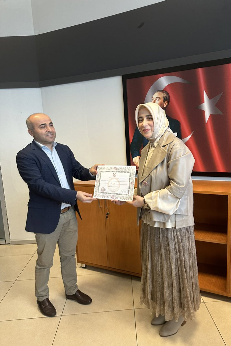 Neden Ak partililerin çoğunluğu bu bayanı <a href="/AvOzlemZengin/">Av. Özlem Zengin 🇹🇷</a> istemediği halde Bu bayana Ak parti görev veriyor 
Seçimlerde bana gelen bir çok mesajda bu bayan yüzünden oy vermeyeceklerini söyleyenler oldu 
<a href="/RTErdogan/">Recep Tayyip Erdoğan</a> 'a bu durum bildirilmiyirmu 
Sizce sebebi nedir ? Buyurun yoruma