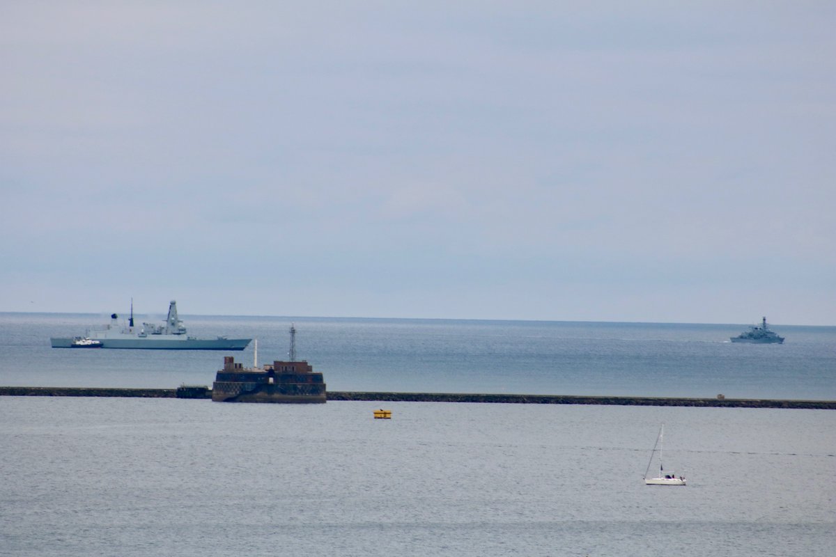 @HMS_Richmond and @hmsdiamond at the Plymouth Breakwater this morning @IanFlem29183756 
For all the latest live webcam shipping movements:
westwardshippingnews.com
contact@westwardshippingnews.com