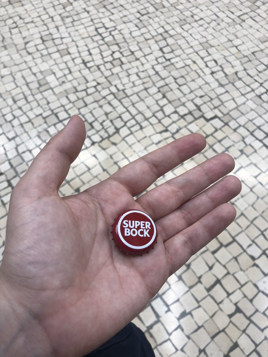 __exausta___'s tweet photo. A minha vida é encontrar caricas em bolsos. https://t.co/I7pojwmPgB