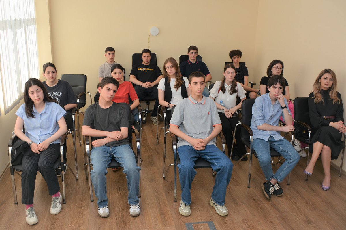 Ombudsman_Geo's tweet image. Public Defender met with students of various schools of Tbilisi and spoke about the  mandate of the institution, the role of the Public Defender in the protection of #HumanRights and the importance of human rights #Education in the school environment.

#EPAG
