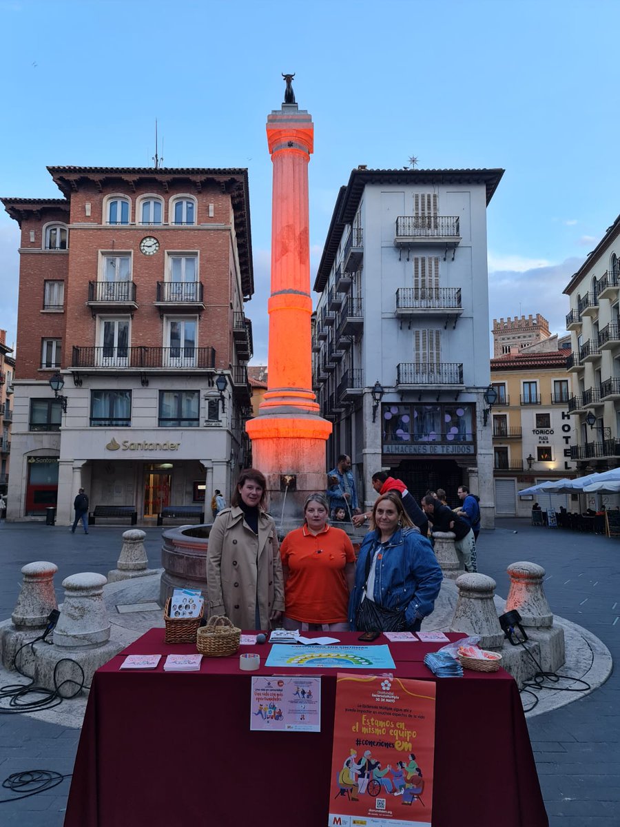 atuemteruel's tweet photo. Ayer en el #DiaMundialEsclerosisMultipleLa emblemática Fuente del Torico en la ciudad de Teruel volvió a lucir de color naranja ayudándonos a visibilizar la #EM.
#ATUEM agradece al @Ayto_Teruel Su apoyo https://t.co/WnTBNgk8De