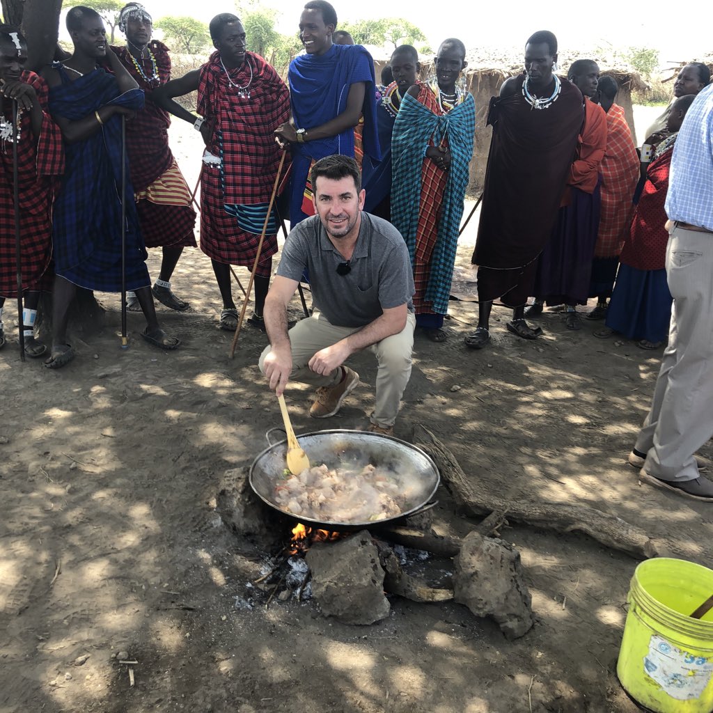 sinprepu's tweet photo. dejad de usar a los niños africanos como mascotas y aprended de Arturo Valls (les hizo una paellica) https://t.co/h9qJx82brc