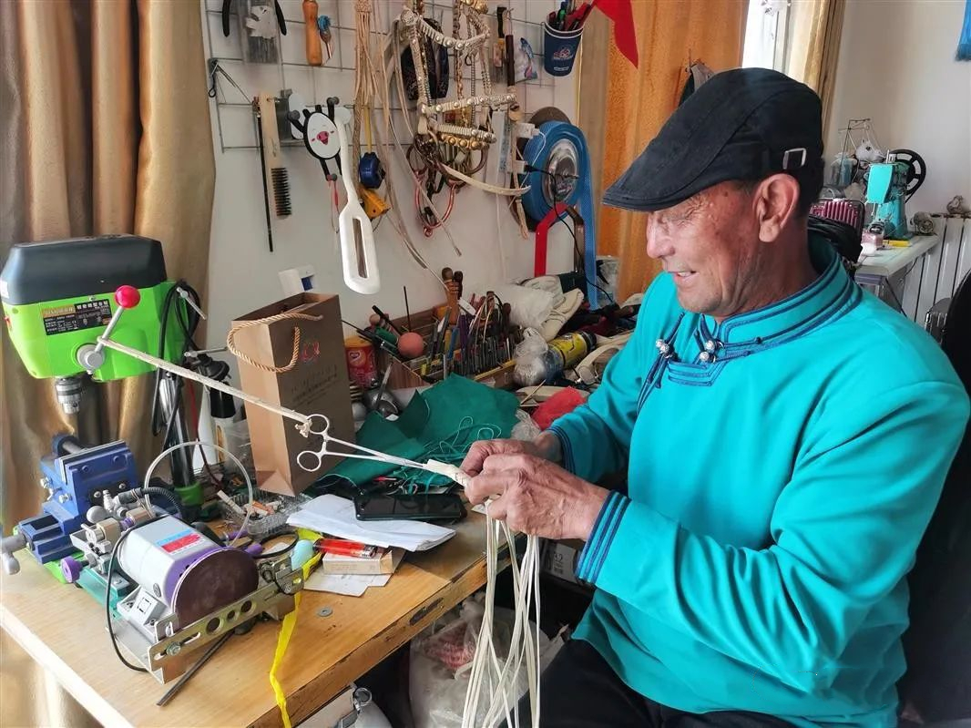 OrdosChina's tweet photo. For more than 30 years, the #Ordos herdsman has committed himself to the inheritance and development of local #intangibleculturalheritage item cooked leather. Cooked #leather can make various necessities such as harnesses, accessories, and daily utensils. #SpringInInnerMongolia https://t.co/o6hOp4WLbM