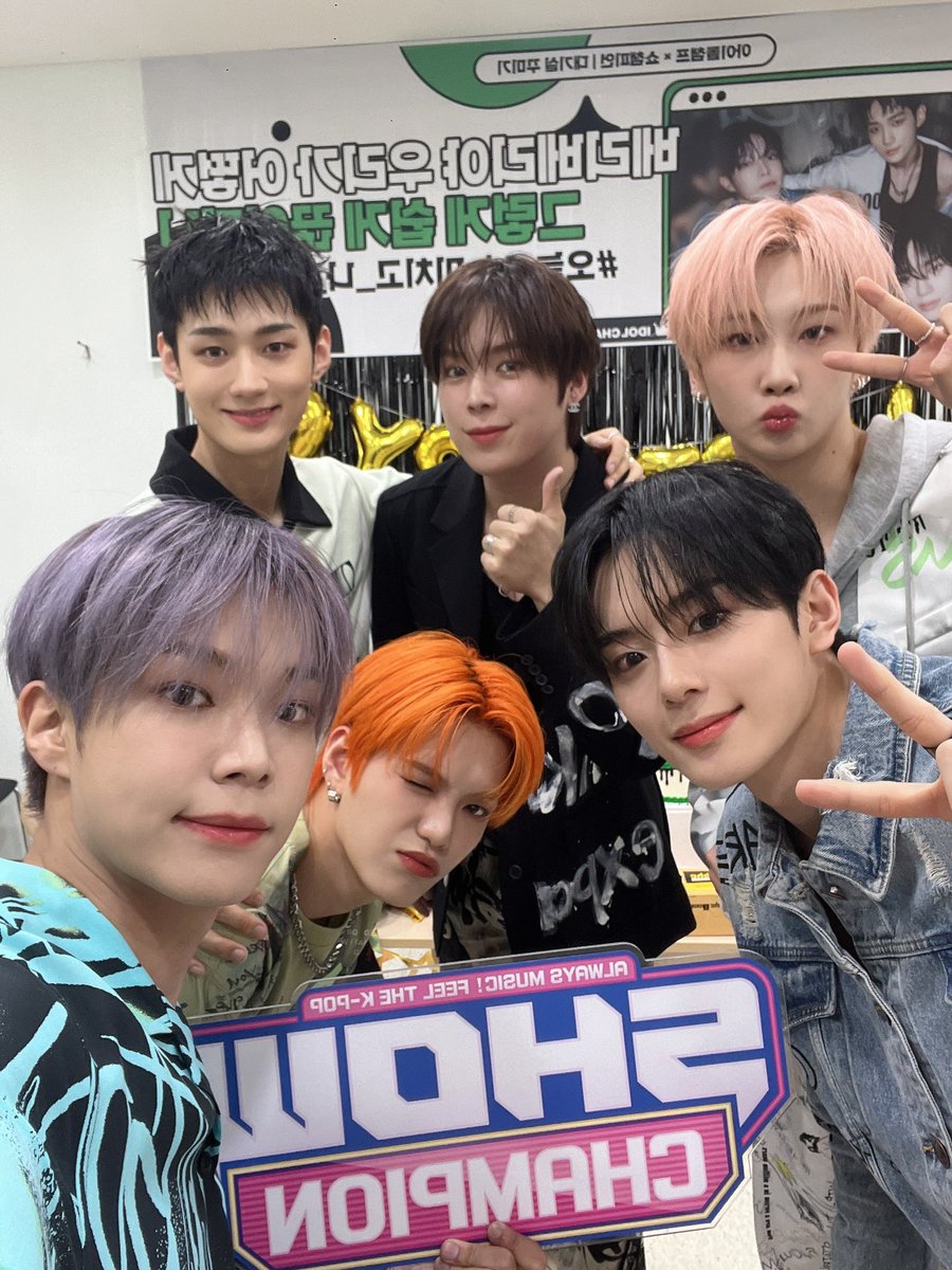 showchampion1's tweet photo. #쇼챔피언 왕국🏰
벨벨 왕자님들 입장하십니다🤴🏻

완댜님들 미모에 정신 못 차리겠으니까
오늘만 #Crazy_Like_That 할래요 ෆ ฅ́˘ฅ̀ ෆ

베러를 향해 runnin' 🏃 하는
#VERIVERY 보는 내 심장은 burnnin' ❤️‍🔥 https://t.co/nwmEzWFDFl
