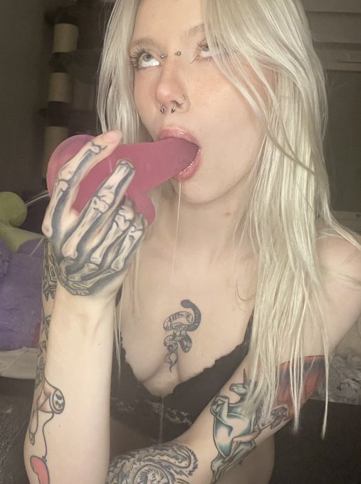 would u let me suck? https://t.co/jEoVux3Txv<a href="/tag/t%C3%B6is"class="tags"><span>#t&ouml;is</span></a>