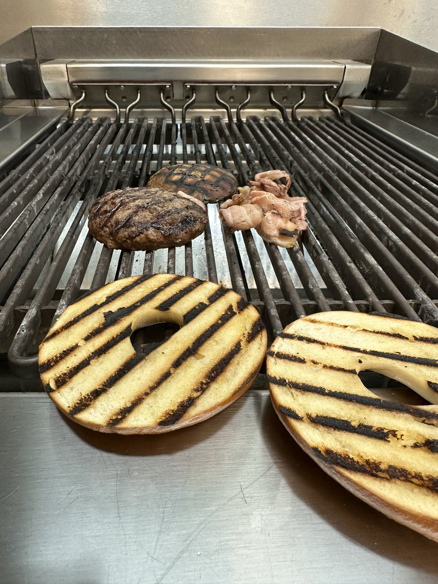 FalconDevChef's tweet photo. “The Branded Bagel” using 100% ground Scotch Beef, charred veg salad, portobello mushroom, truffle mayo, horseradish mustard, …. o yes, and fried skin on tatties #BBQWeek #NationalBBQWeek #GrillToThrill #summertime #getgrilling https://t.co/N4RTKMh998