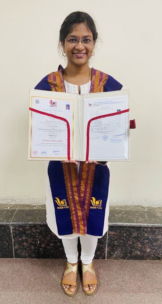 KamatLab_IISER's tweet image. ConGRADulations to lab members @Abinaya_R_ (for a Ph.D. degree) and @c_s_Rohith, @AnishaR2512, &amp;amp; @Prajwal12220287 (for your BS-MS degree) @IISERPune convocation today !!! Best wishes to you and all the others who graduated today :)