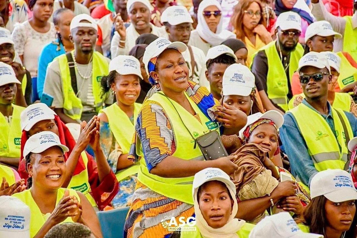 Modou__FALL's tweet photo. Le Programme d'urgence "XËYU NDAW ÑI" de la Direction de l'Emploi soutient les marchands ambulants et tabliers de Diourbel. 
Il vise à favoriser leur insertion socio-économique, leur offre un financement et un accompagnement pour développer leurs activités commerciales. https://t.co/1HRD5UsFo4