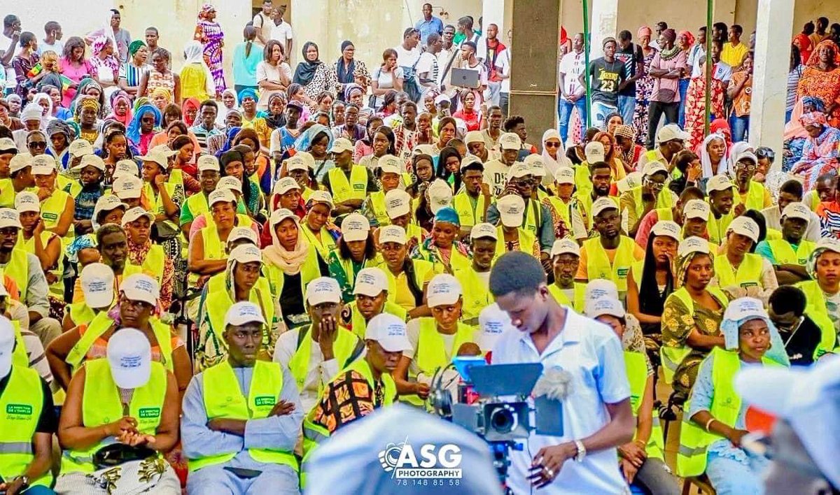 Modou__FALL's tweet photo. Le Programme d'urgence "XËYU NDAW ÑI" de la Direction de l'Emploi soutient les marchands ambulants et tabliers de Diourbel. 
Il vise à favoriser leur insertion socio-économique, leur offre un financement et un accompagnement pour développer leurs activités commerciales. https://t.co/1HRD5UsFo4
