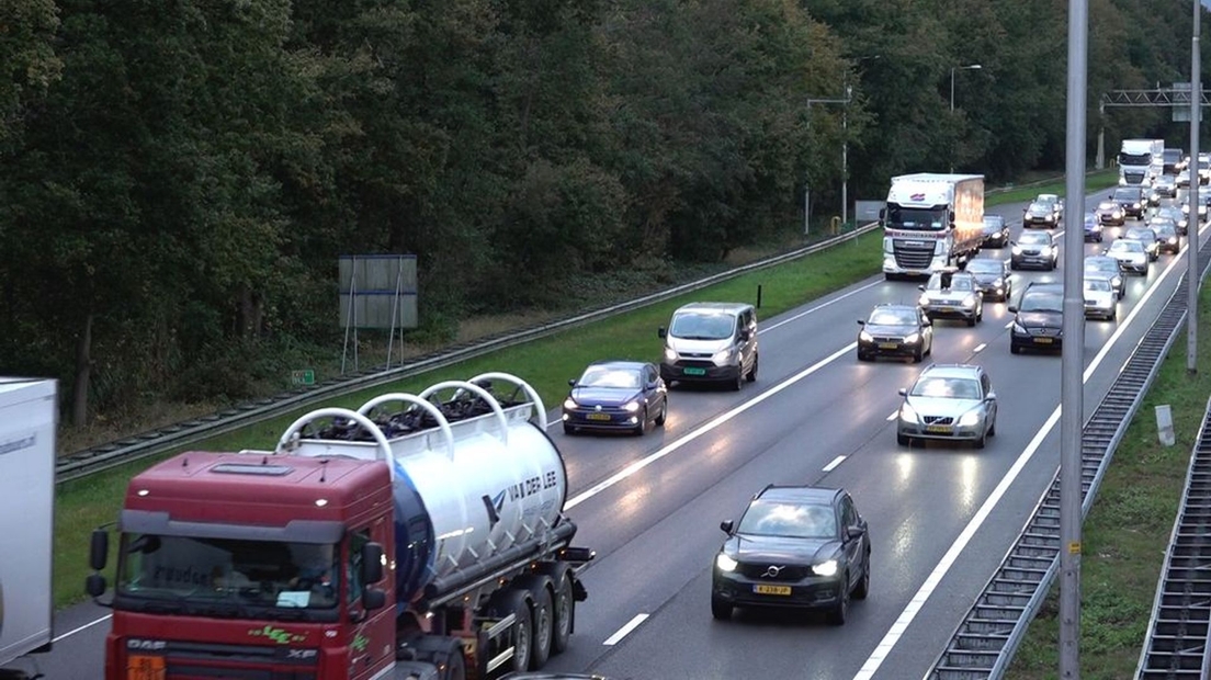 Wie o wie kan helpen? Ik ben voor een verhaal op zoek naar iemand die vaak vast staat op de #A1 tussen knp #Barneveld en knp #Hoevelaken en die daar wat over wil vertellen. Hoor het graag!