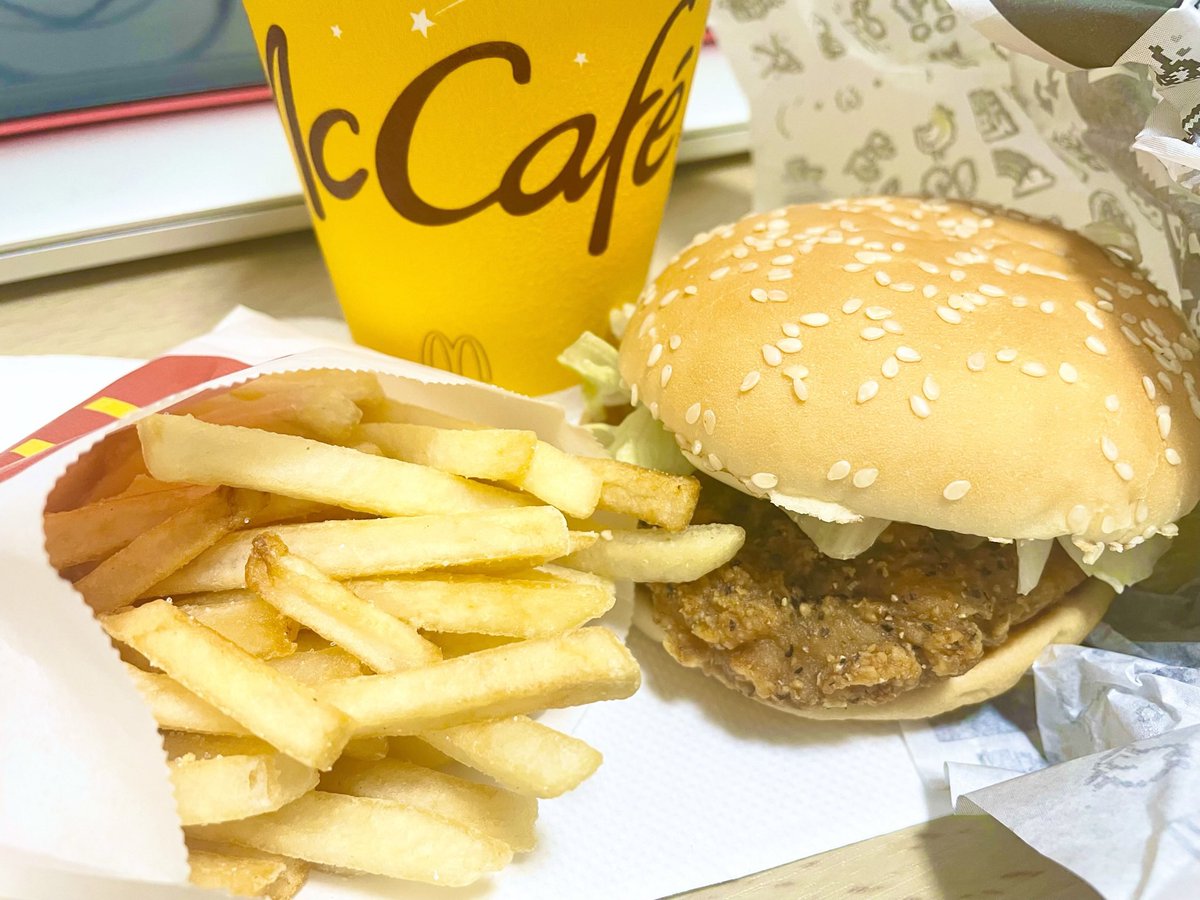 初めて食べた🍔🍟🥤
バーガーの包み紙(？)も可愛かった(*´ω`*)♥️
#マクドナルド #平成バーガー