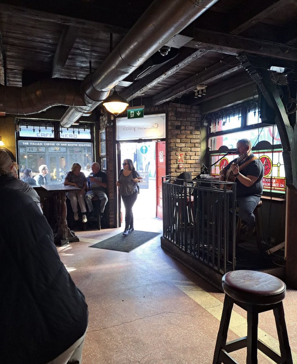 Step right in and enjoy a midweek session here in The Auld Dubliner 🎶🍻☘️

📸 @ devaalgerrie (Instagram)

#theaulddubliner #theaulddublinerpub #templebar #dublin #dublinpubs #livemusic #templebardublin #pints #midweektreat #irishpub #ireland