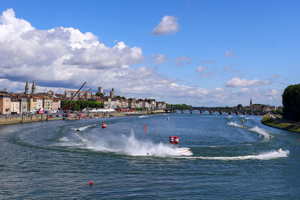 #F1H2O News
MÂCON: FLYING THE TRICOLOUR FOR UIM F1H2O POWERBOAT RACING
f1h2o.com/post/mâcon-fly…