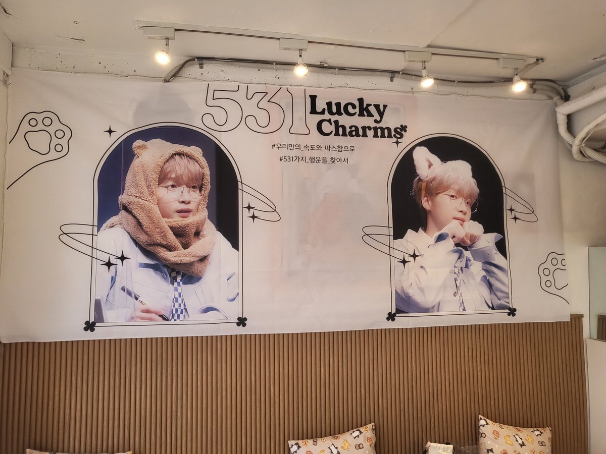 21ponyo21's tweet photo. #우리만의_속도와_따스함으로
#531가지_행운을_찾아서
아기자기한 카페랑 넘 잘어울리는 사진들에 힐링되고 머핀이 맛있었어요:) 
럭드 두개만 했는데 커트러리랑 떡메당첨🍀(볼펜 팔아주세요,,,,) 생카 준비해주셔서 감사합니다 행복하세운💜💛
#세운이생일_2100만큼_축하해
#HAPPYSEWOONDAY https://t.co/AudokG9cRe