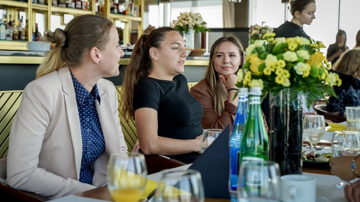 <a href="/KrupaMarcinpl/">Marcin Krupa</a> spotkał się z zawodniczkami i sztabem <a href="/GKSKobiety/">GKS Katowice Kobiety</a> 🟪 Prezydent Katowic pogratulował Mistrzyniom Polski i zapowiedział, że miasto przekaże klubowi dodatkowe 300 tys. złotych. Więcej: tiny.pl/cqp2g
📷 Fot. Grzegorz Bargieła/WKATOWICACH.eu