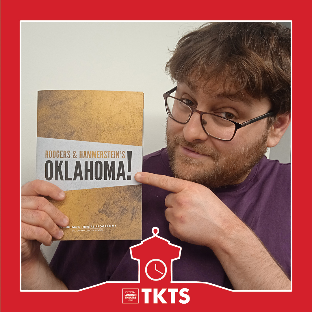 london_theatre's tweet image. Get to know the team with our #StaffPicks!
Alex's pick is @OklahomaWestEnd , he says:
"This production is so unique, so modern. It has funny moments, scary moments but also some absolutely classic songs. And the cast are just amazing".
🎟️officiallondontheatre.com/tkts/?utm_sour…