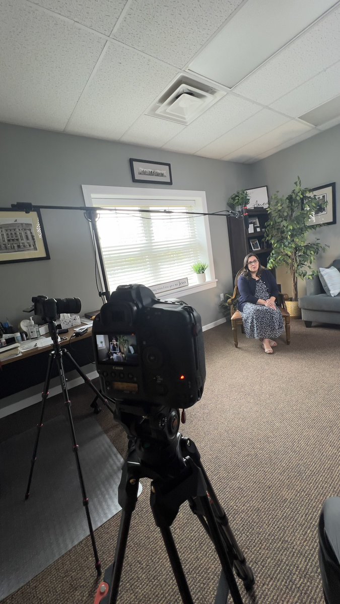 🎥 Testimonial Videos 🎥 are a powerful tool to connect with your audience. 
BTS from a number of videos I shot in Long Island, NY 
👉 minimal lighting set up 🔦I had two big windows to work with that covered about 3/4 of the interviewee’s shawdows. #cameraman #businessvideo