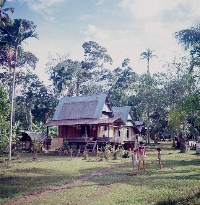 nmraziz's tweet photo. Rumah Melaka tahun 1965 (gambar Warna Ori)
Jurufoto oleh Georges Condominas seorang ahli antropologi dari Perancis
ada 20 gambar semuanya👇👇 https://t.co/tNSzfO5Dwf