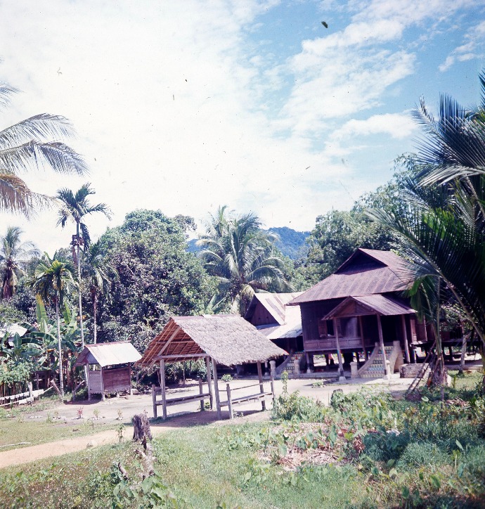 nmraziz's tweet photo. Rumah Melaka tahun 1965 (gambar Warna Ori)
Jurufoto oleh Georges Condominas seorang ahli antropologi dari Perancis
ada 20 gambar semuanya👇👇 https://t.co/tNSzfO5Dwf