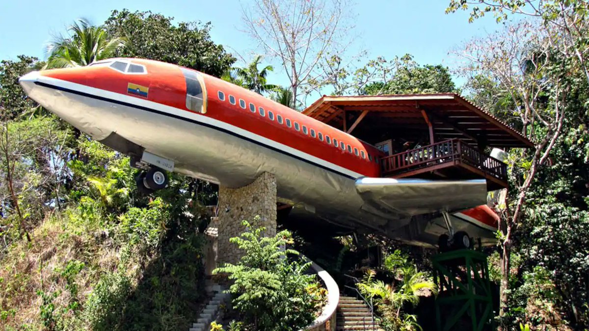 One day someone woke up and decided to make a dream home out of a Boeing 727.

Take a look inside...

🧵